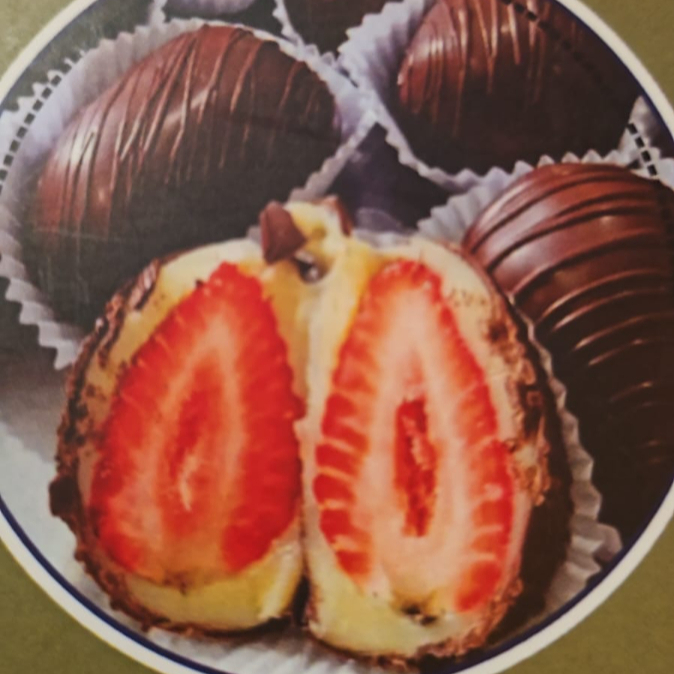 bombom recheado com morango inteiro