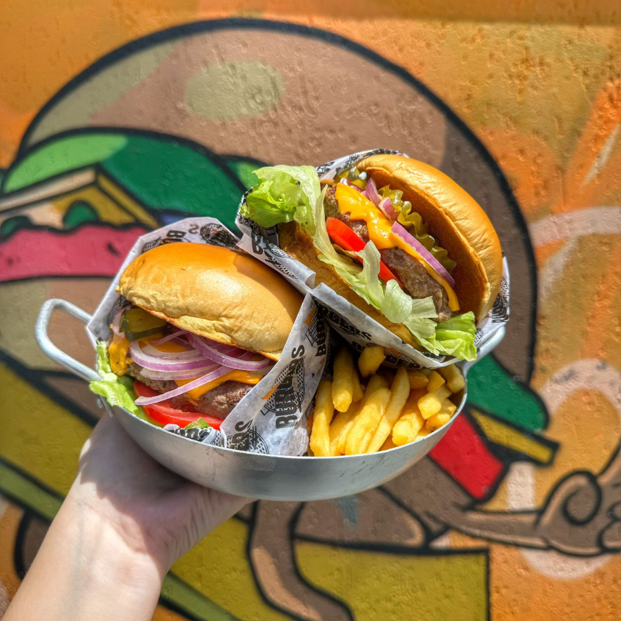 Dois combos do lanche clássico. Os lanches serão iguais.Pão brioche tostado na chapa com manteiga, hamburguer artesanal aprox 160g, queijo cheddar fatiado, alface, tomate, picles, cebola roxa e maionese da casa. Porções de batata frita 150g (in natura) e dois refrigerantes.