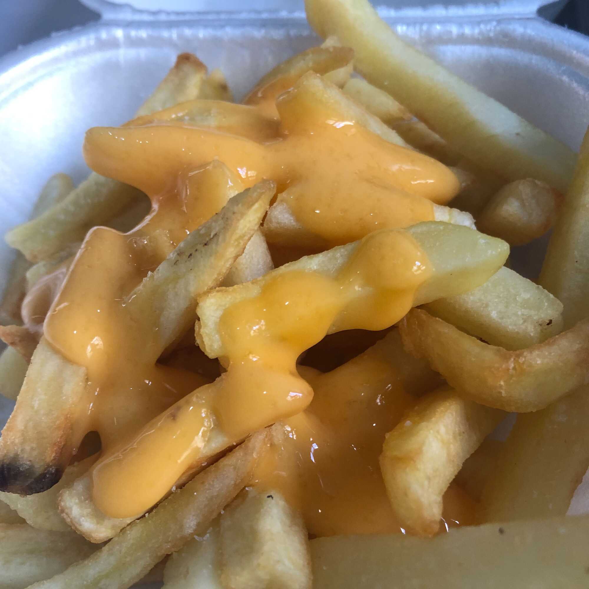 Papas Fritas con Queso Amarillo
