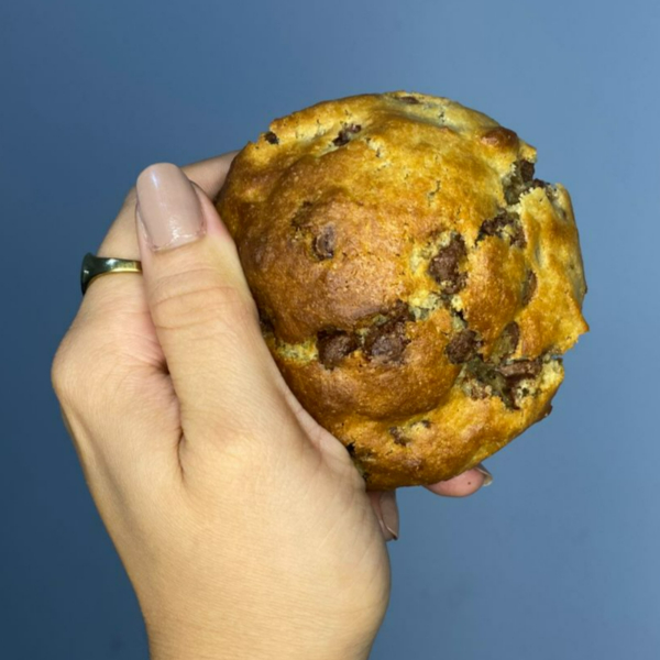 Cookie de massa tradicional com gotas de chocolate ao leite. Pode esquentar no micro-ondas por 20 segundinhos para ter a experiência perfeita!