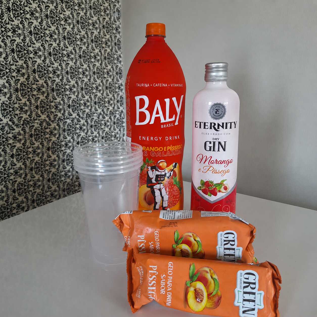 1 Garrafa de Gin Eternity Morango e Pessego Tropical ,1 Energético Morango Baly 2lts e 4 Gelo de Sabor Pessego. 4 copos