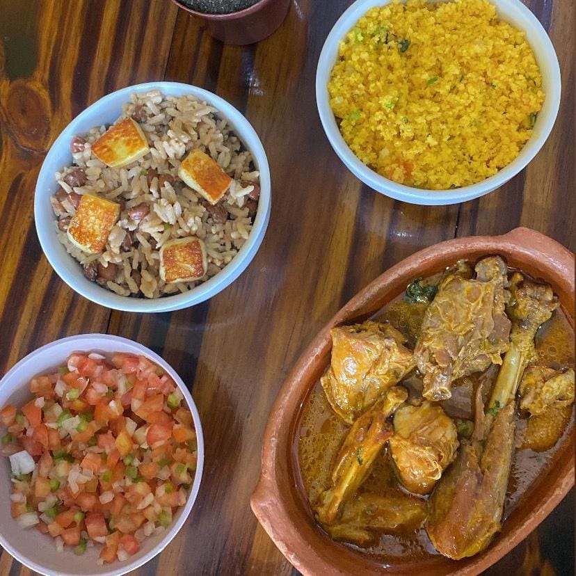 galinha caipira ao molho, baiao de dois , farofa de cuscuz e vinagrete