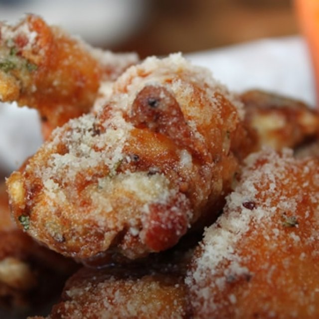 Alitas Parmesano
