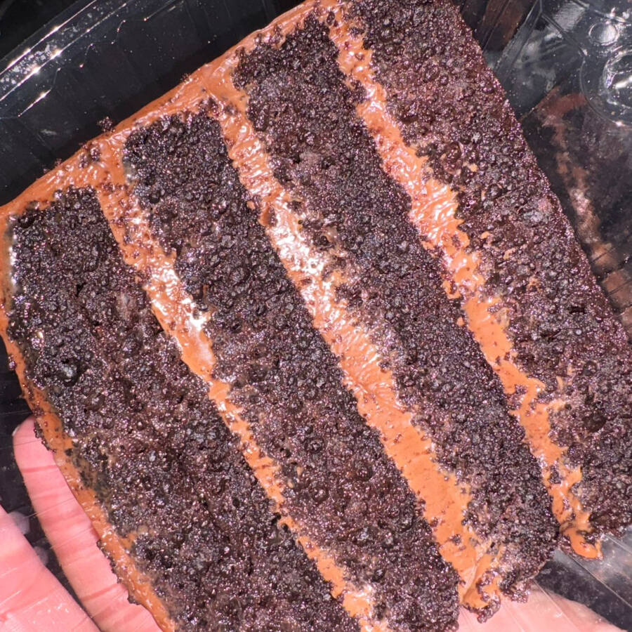 Massa de cacau black super úmida + ganache de chocolate blend cremosa. É intensa, chocolatuda e impossível comer só uma.