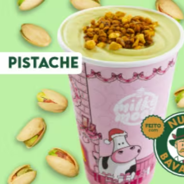 Milkshake feito com sorvete de baunilha, batido com uma deliciosa calda de pistache. Mix de castanhas no topo. #doces #sobremesas #castanhas