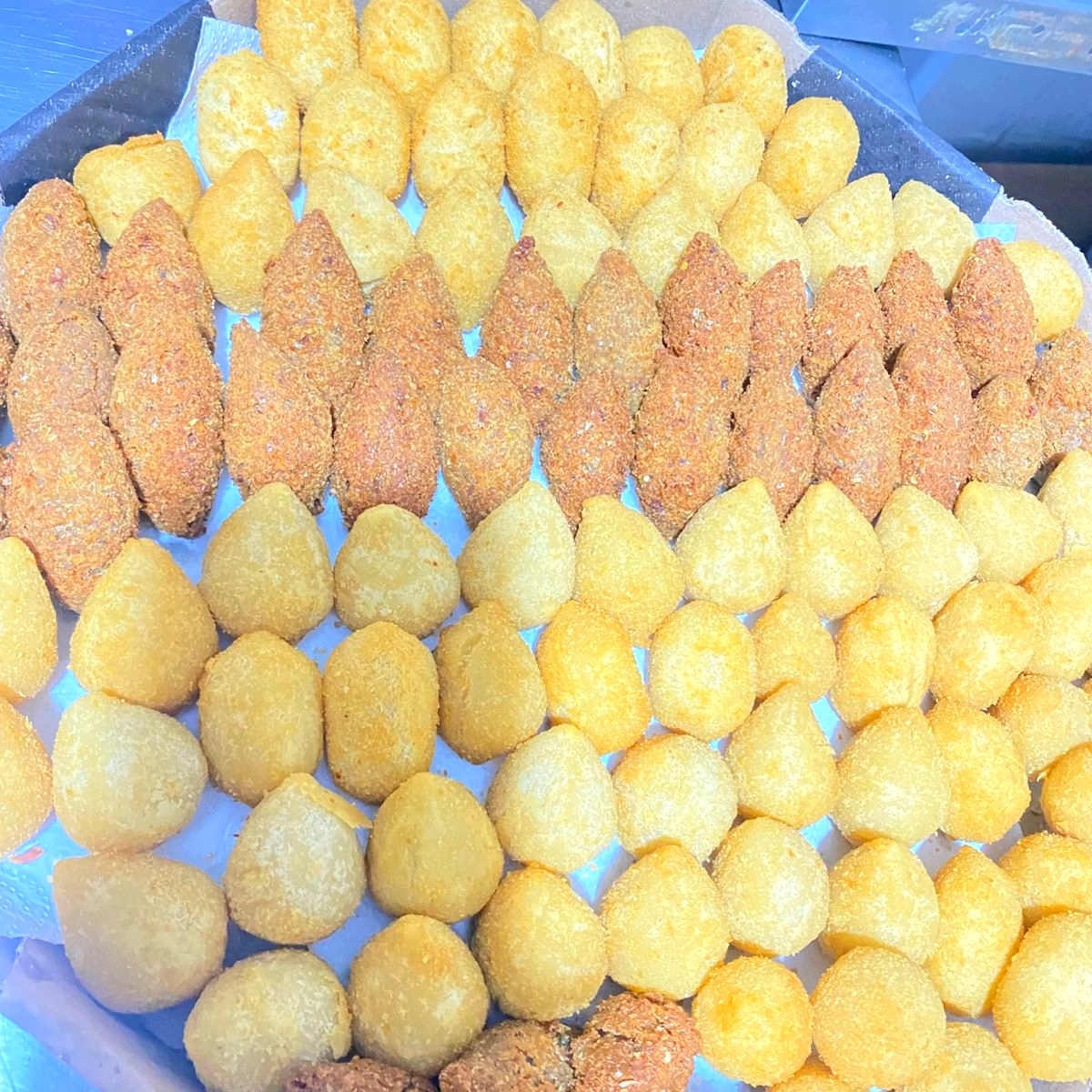 Salgadinhos deliciosos preparados com amor, dedicação e produtos de qualidade. Crocantes e muito bem recheados.