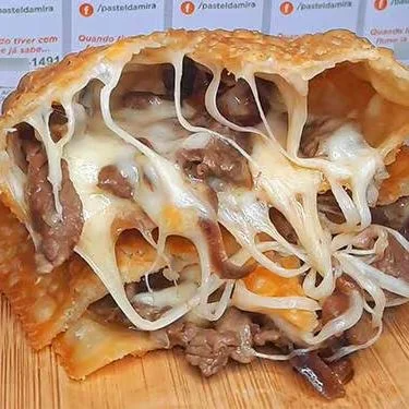 Filé mignon com cebola roxa refogado ao azeite de oliva extra virgem e muito queijo mussarela (Pode escolher sem cebola)