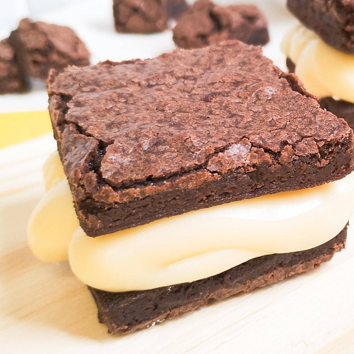 Deliciosos Brownie feito com uma massa bem chocolatuda e com casquinha crocante por fora. Generosa camada de recheio super cremoso de ninho. Serve 1 pessoa, 100gr Aprox.