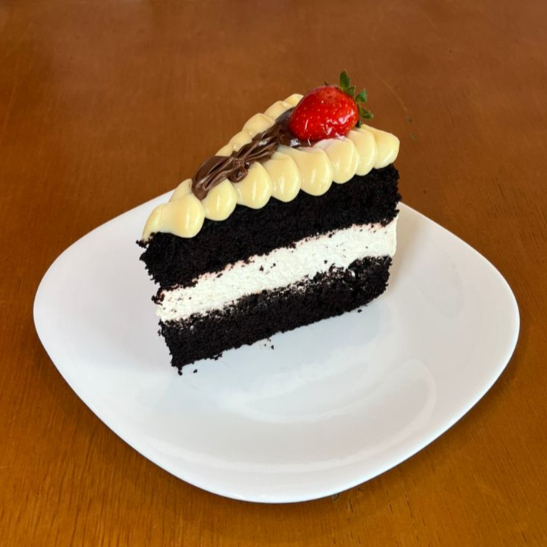 Fatia de torta, massa de chocolate 50%, com creme de ninho e nutella