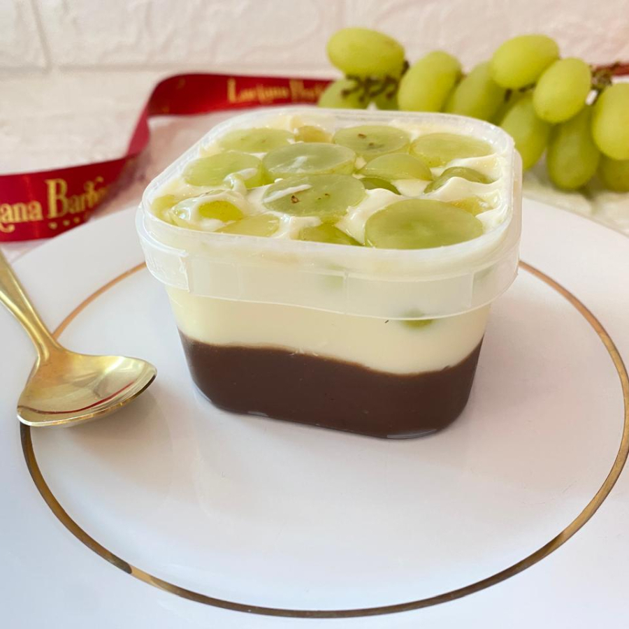 Brigadeiro cremoso de chocolate Belga, creme de Ninho e deliciosas uvas thompson. Peso médio 200g