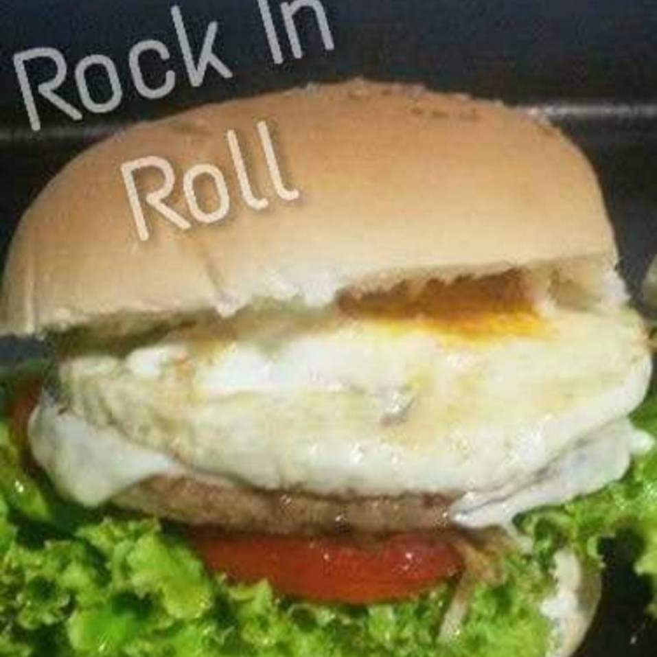 CLONE DE PÃO BOLA, HAMBURGUER, MUSSARELA, OVO, SALADA, BATATA PALHA E CREME ESPECIAL