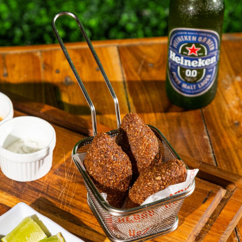 3 unidades de kibes de carne com especiarias árabes. Acompanha creme de alho da casa.