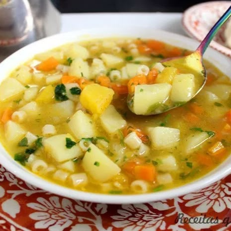 Um caldo leve, caseiro e cheio de sabor. Preparado com legumes selecionados e temperos naturais, perfeito para aquecer o Dia com conforto e sabor.