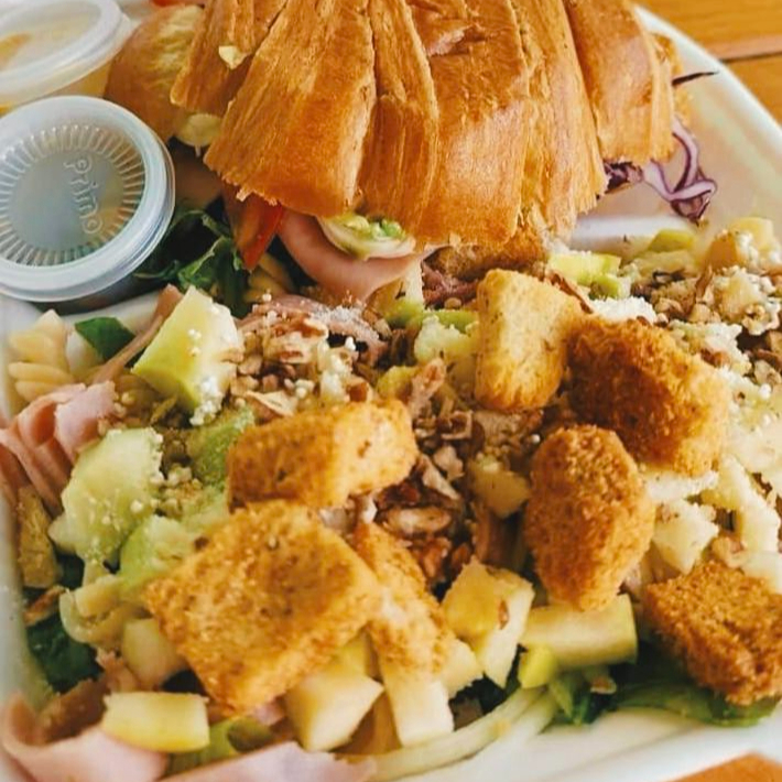 Cuernito con ensalada