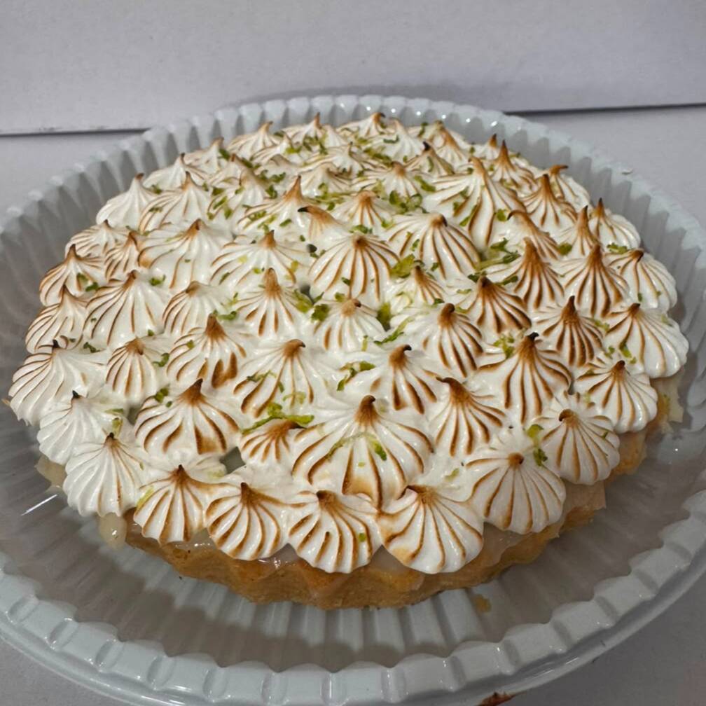 Torta grande de limão, serve de 7 a 10 pessoas.
