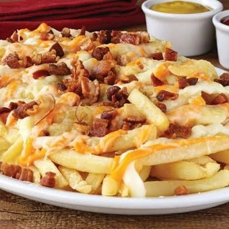 Fritas com Bacon, cheddar e queijo ralado.