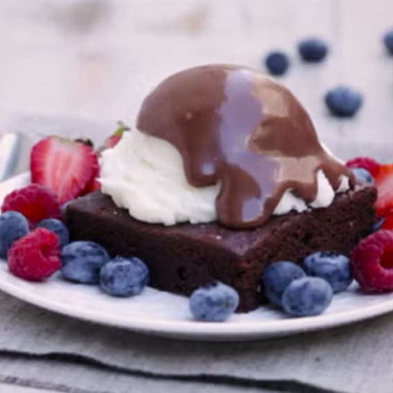Brownie con helado y fruta
