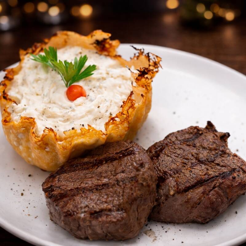 Filé mignon grelhado suculento, servido com arroz à piamontese cremoso e champignon, finalizado em cesta de parmesão crocante. Cada garfada é uma explosão de sabor sofisticado e irresistível!