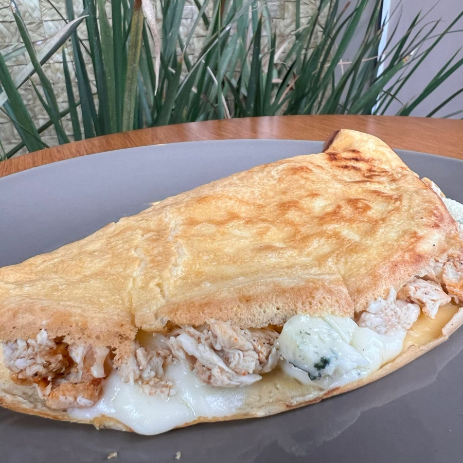 Recheada com frango desfiado e Catupiry. Crepioca feita com 2 ovos e tapioca.