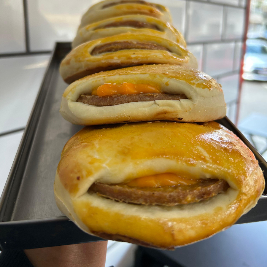 Massa dourada e macia, recheada com hambúrguer artesanal, cheddar cremoso e fatias de calabresa levemente grelhadas. Um salgado robusto e cheio de sabor.