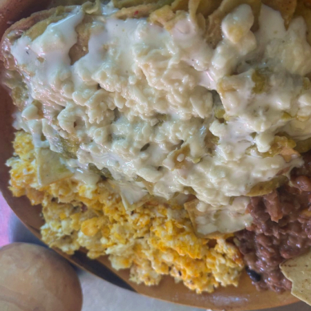 Chilaquiles Verdes con Huevos Revueltos