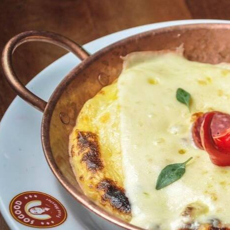 Purê de batata, queijo mussarela para gratinar, calabresa portuguesa com cebola e alho, acompanha arroz branco.