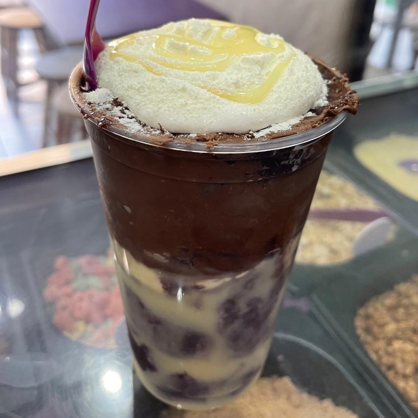 Copo bem recheado, montamos o copo com os itens que vc selecionar no cardápio frutas, acompanhamentos e cobertura.