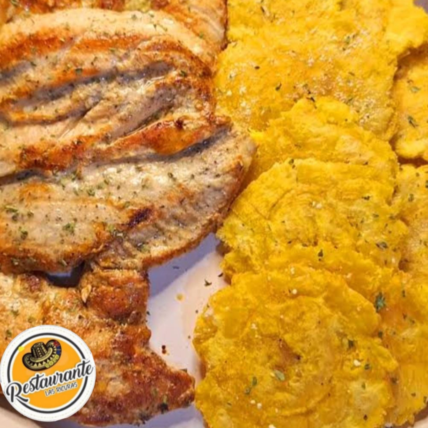 Pechuga Asada con Patacones