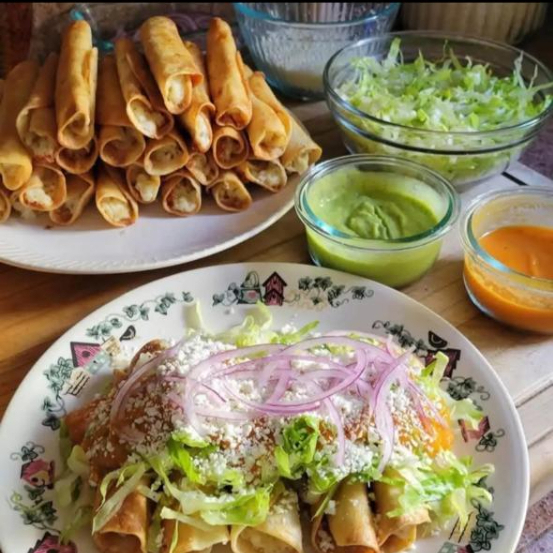 ORDEN DE TACOS DORADOS DE POLLO PREPARADOS
