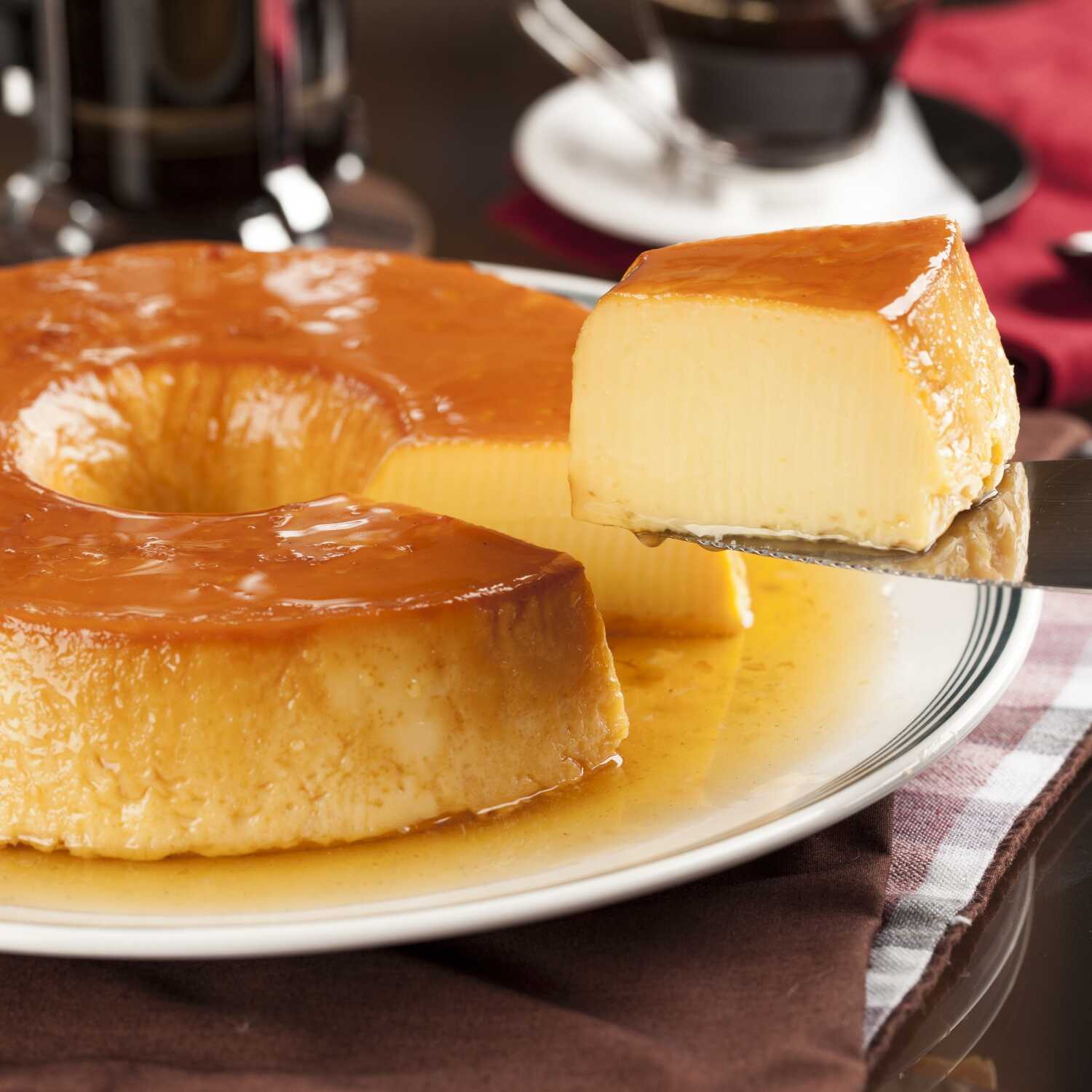 Pudim de leite bem lisinho, cremoso na medida certa e com aquela calda de caramelo dourada que escorre em cada colherada doce clássico com sabor de casa, perfeito pra fechar o pedido com gosto de quero mais. 🍮🔥