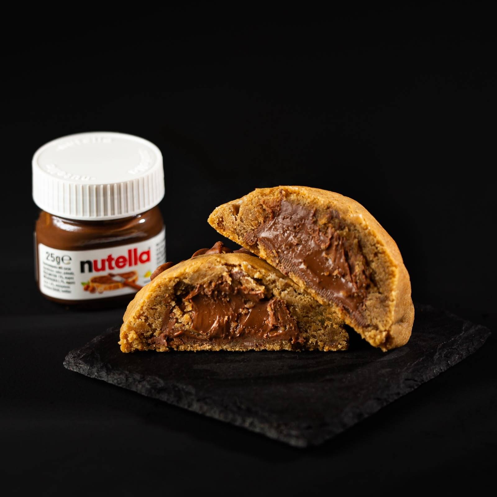 Delicioso cookie com gotas de chocolate recheado com Nutella purinha! (80g)
Obs.: a Bertoni Doces não altera nenhum produto ou retira/adiciona ingrediente.