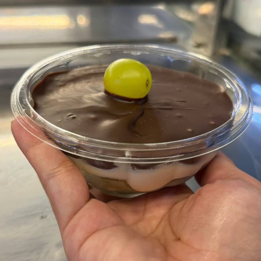 chocolate, uva e um creme delicioso de ninho.