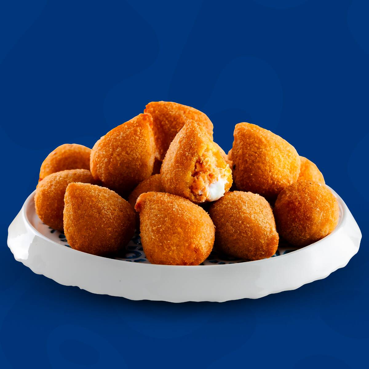 Nossa Coxinha é recheada com frango bem temperado e um toque cremoso de requeijão. Crocante por fora, macia por dentro e feita para despertar a nostalgia de festas e encontros de família.