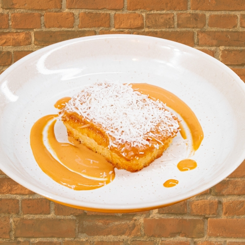 Bolinho de Coco Gelado, feito com coco, leite condensado, coberto com doce de leite e coco ralado. Simplesmente delicioso!