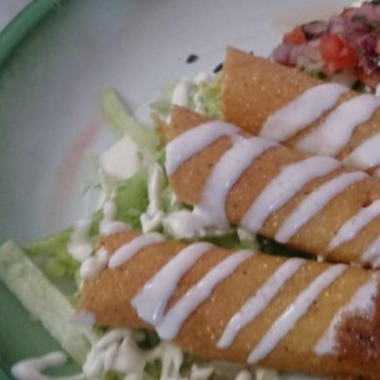 10 flautas de pollo con 2 refrescos