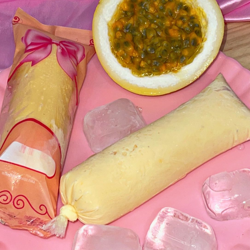 Geladinho Gourmet de Maracujá – refrescante, cremoso e irresistível! Feito com polpa natural de maracujá, leite condensado e creme de leite, esse geladinho combina o azedinho da fruta com a suavidade do creme, resultando em uma explosão de sabor. Ideal para os dias quentes, vem embalado com todo cuidado e pronto para adoçar sua rotina. 👉 Experimente e descubra porque o geladinho gourmet é a sobremesa que conquistou o coração dos apaixonados por novidades geladas!