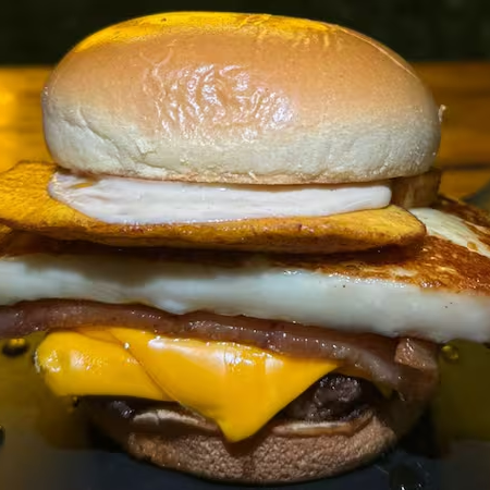 Hambúrguer de 140g, cheddar derretido, bacon crocante, queijo coalho banhado no mel e banana da terra frita no pão brioche. Uma explosão de sabores doce e salgado!
