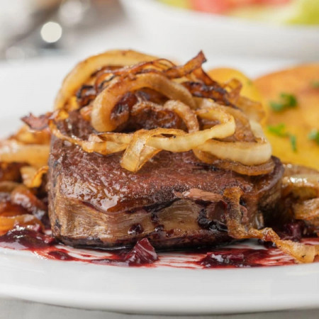 Um clássico do dia a dia: bife acebolado suculento, arroz branco soltinho, feijão temperado, farofa crocante e batata frita dourada. Sabor de comida feita com carinho! (*) Não fazemos alterações!