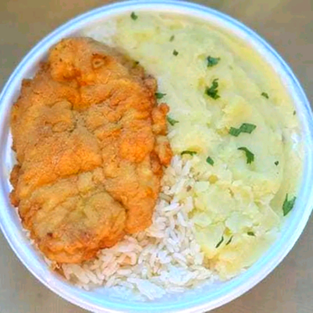 Marmita caseira de filé de frango á milanesa com acompanhamento de arroz branco, feijão e purê de batata.