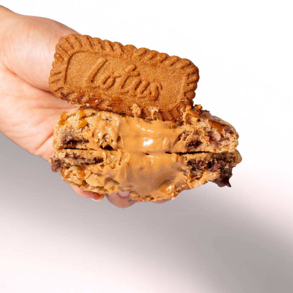 Feito com recheio cremoso de Lotus e uma combinação especial de especiarias, esse cookie entrega um sabor marcante e perfeitamente equilibrado, com caramelo e um toque delicado de flor de sal. Finalizado com o crocante biscoito Lotus, reúne intensidade, cremosidade e textura em uma receita simplesmente irresistível da American Cookies.
Alérgicos: contém canela e noz-moscada.
#Sosnatal