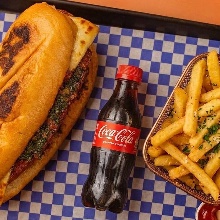Choripan Argentino + Papas y Gaseosa