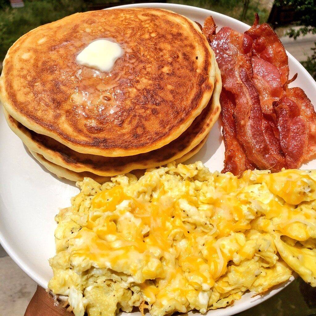 Huevos revueltos con jamón y 2 hotcakes