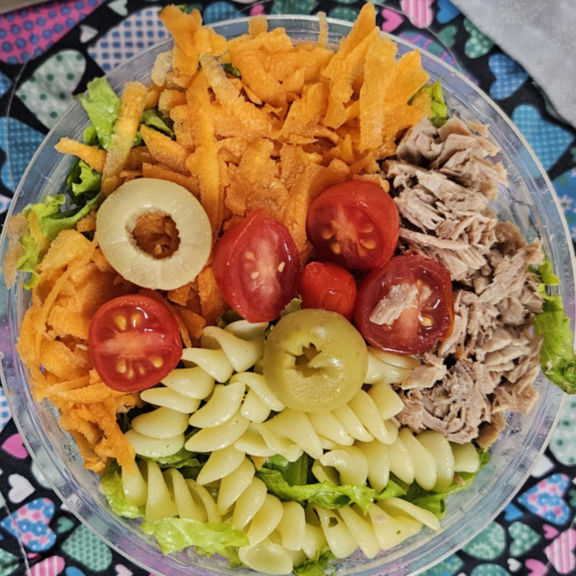Atum, macarrão, tomate cereja, cenoura ralada, alface