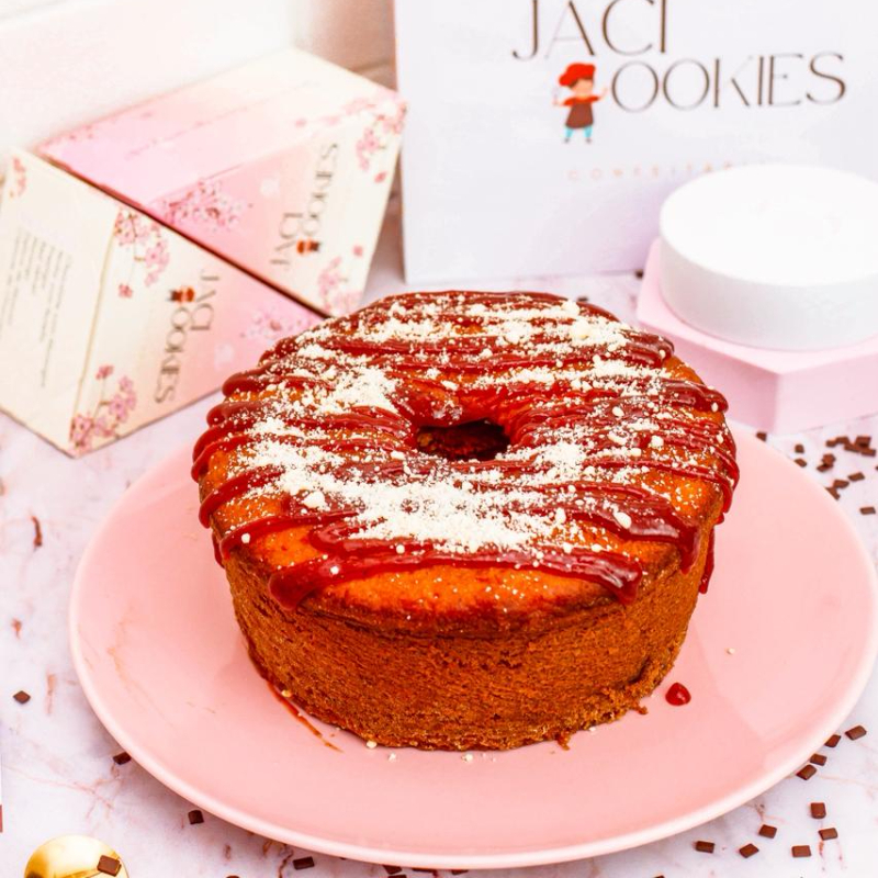 Massa fofinha e amanteigada, com o sabor marcante do queijo que se encontra com o doce das gotas de goiabada. Uma combinação clássica e irresistível, que traz aconchego e transforma qualquer momento em um pedaço de felicidade. Perfeito para acompanhar aquele café especial e deixar o seu Dia muito mais saboroso!