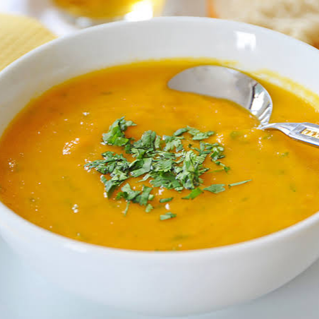 Caldo cremoso de abóbora com pedaços de ricota fresca. Acompanha torradinhas.