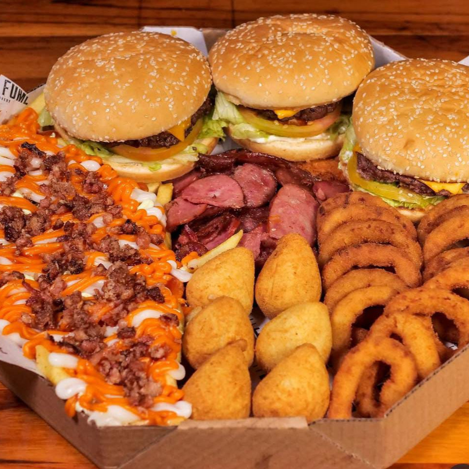 3 TRIPLO CHEDDAR, BATATA PREMIUM(KETCHUP, MAIONESE E CHEDDAR C/BACON), COXINHAS, ANEIS DE CEBOLA E CALABRESA.