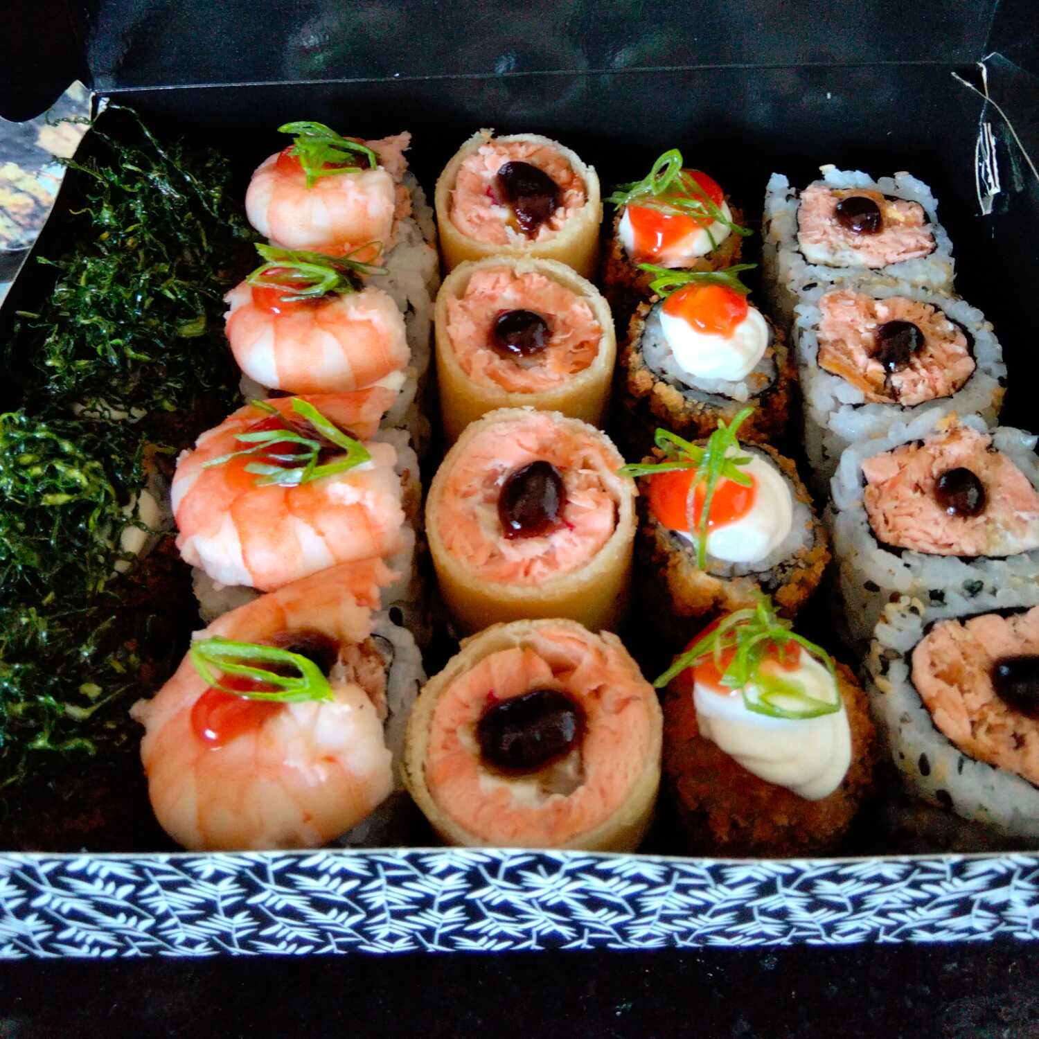 4uramaki de salmão grill
4uramaki de camarão
4dan maki de camarão
2niguiris de salmão
2niguiris de camarão
4sashimis de salmão