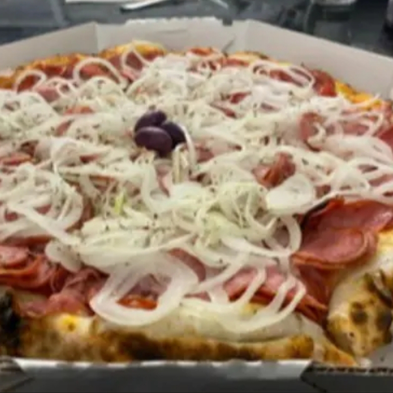 Molho artesanal, calabresa generosa, cebola, azeitonas pretas e finalizada com orégano