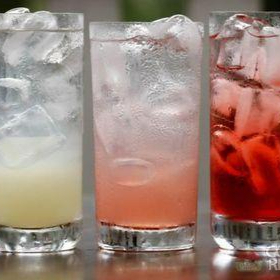 Experimente a Soda Italiana, uma bebida efervescente e saborosa feita com xarope, gelo, limão e água com gás, perfeita para qualquer ocasião.