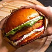 Filé de Frango Empanado Crocante com muita Muçarela Cremosa + Alface +Tomate e Molho Especial da Casa para um Sabor Leve e Perfeito.